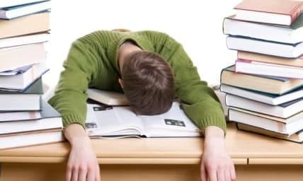 Shtanga bilan squat qilayotgan qiz bilan porno Yigit ayolni sikdi (jinsiy surat)