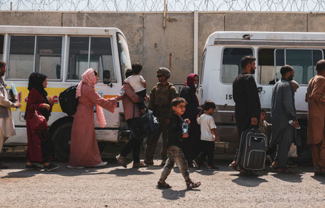 ЖССТ: "Афғонистонга 500 тоннага яқин тиббий буюмларни етказиб бериш имконияти бўлмаяпти"