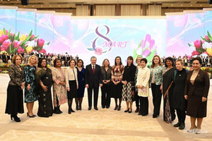 Katta sarkma kokraklari bolgan lezbiyenlar