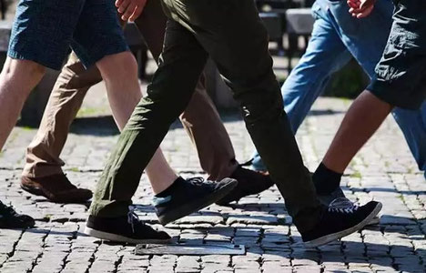 Ajoyib voleybolchi sikilib qoladi Old orindiqda porno