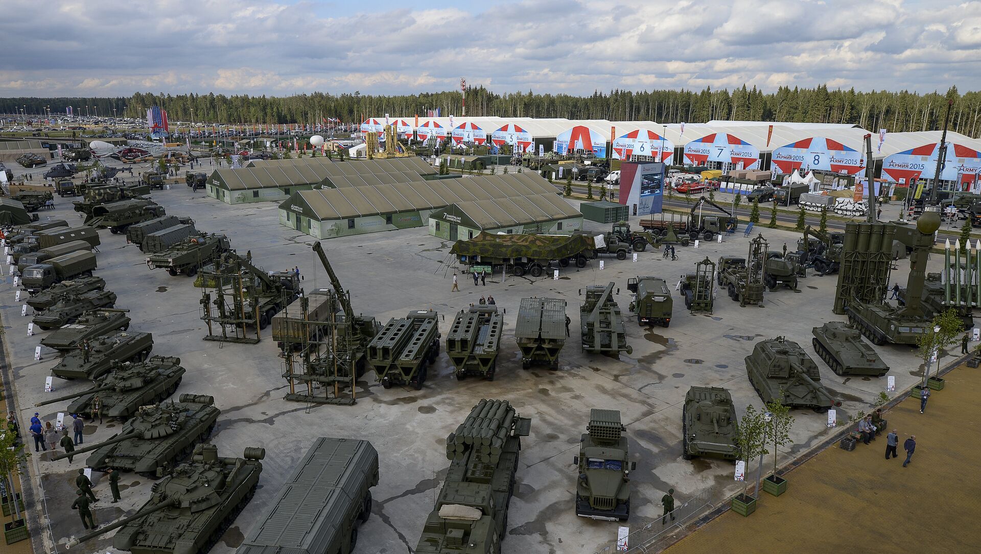 Много армий. Рынок военной техники. Экспорт военной техники. Выставка военной техники США. Выставка военной техники в Америке.