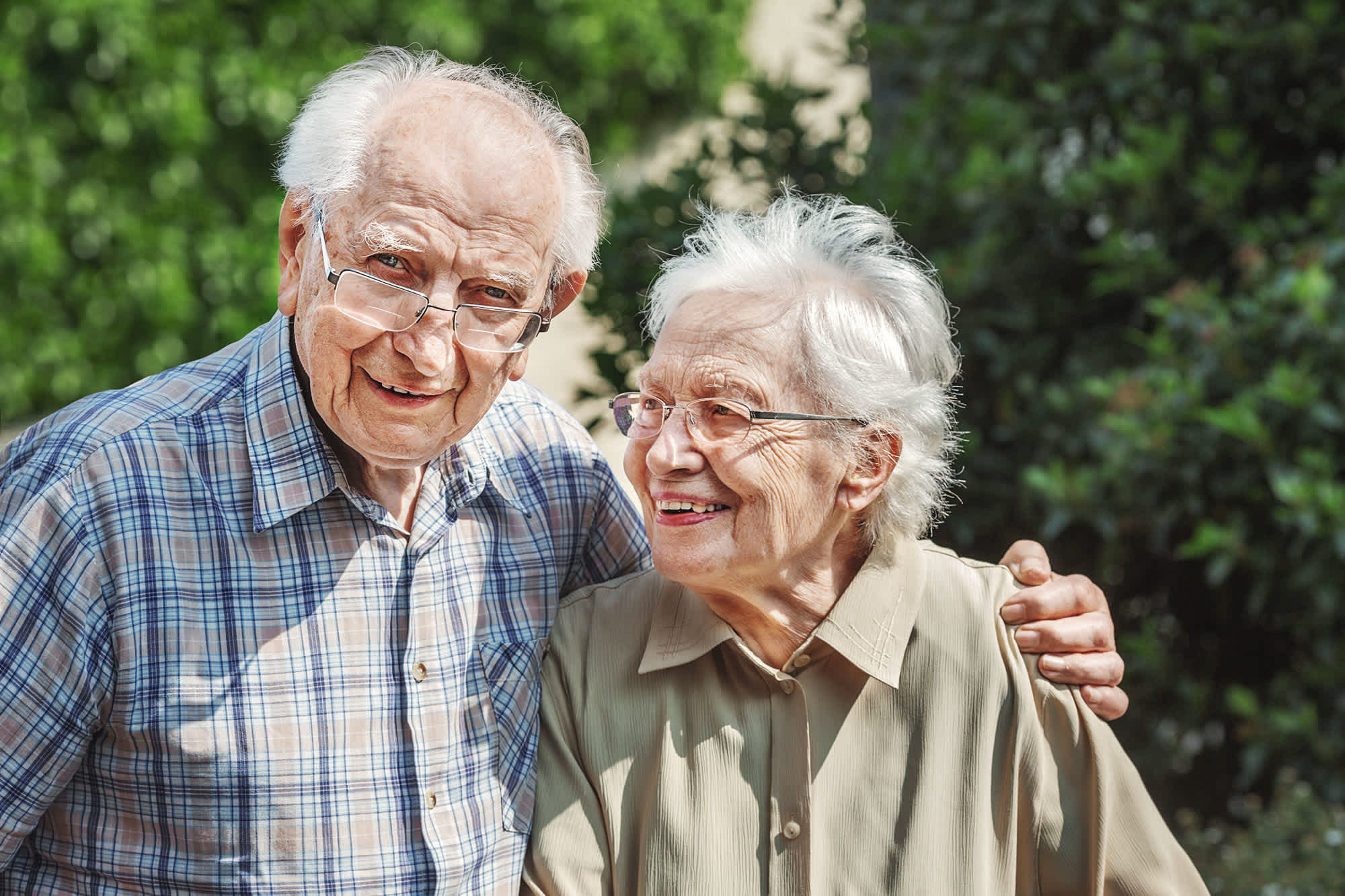 Grandmother and grandfather. Активный дед. Elderly couple. Old granddad.