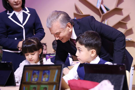 Qizlar eshaklaridan oqib chiqayotgan smetani yalaydilar Qizlar eshaklaridan oqib chiqayotgan smetani yalaydilar