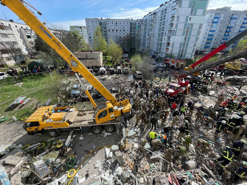 Ракеталар "ёмғири": Россия Украина шаҳарларига зарбалар берди — фото