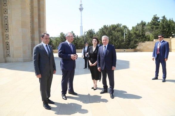 Mirziyoyev Ozarbayjonda. Prezident Shahidlar xiyoboniga tashrif buyurdi