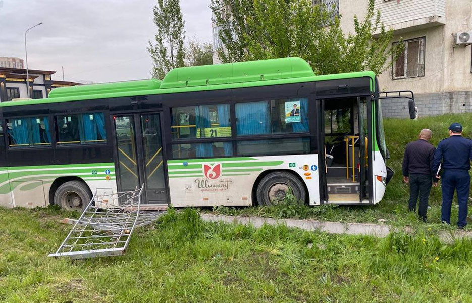 Chimkentda haydovchisiz avtobus odamlarni urib yubordi