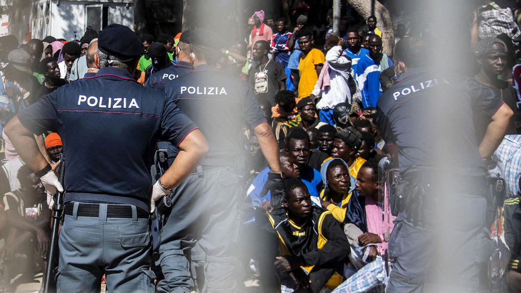 Italiya migratsiya muammosini hal qila olmay boshi qotdi