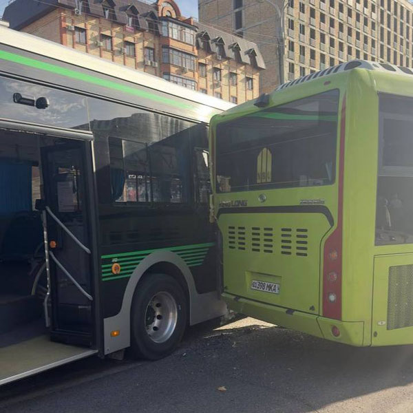 Тошкентда электробус ва автобус тўқнашиб кетди