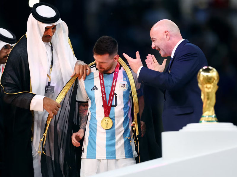 Messining Qatarda kiygan futbolkalari 7,8 mln dollarga sotildi