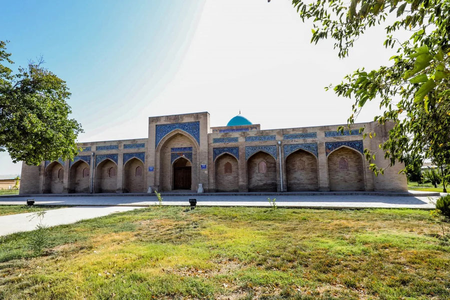 Ayollar yalangoch yurishadi va uyda yalangoch holda mashinasiz ovqatlanadilar. Eshakda yosh qizlar bilan porno