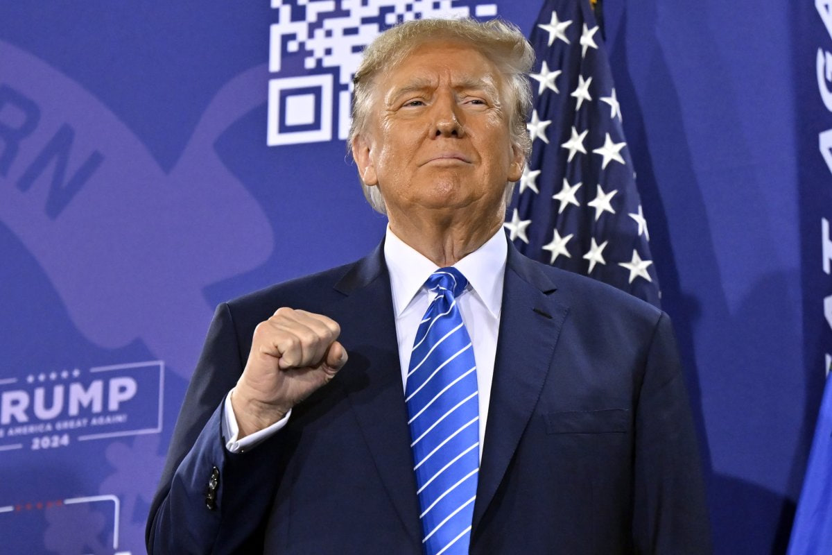 Is almost here. Keep calm spring. Is almost here. Keep calm spring is coming. Джонни беннетт.