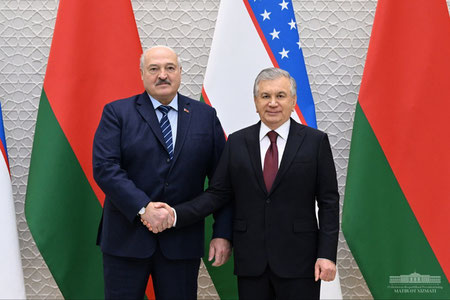 Mirziyoyev Lukashenkoni tantanali kutib oldi