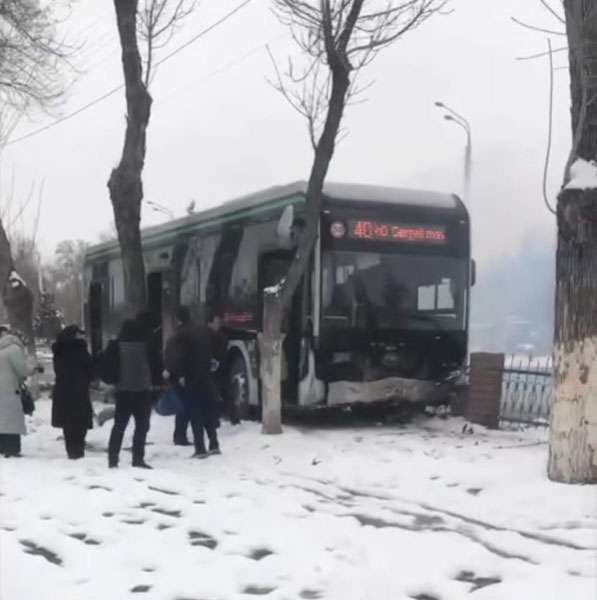 Toshkentda elektrobus yo‘lovchilari bilan YTHga uchradi