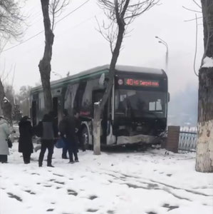 Toshkentda elektrobus yo‘lovchilari bilan YTHga uchradi