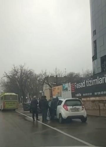 Toshkentda avtobus Malibu bilan to‘qnashib ketdi