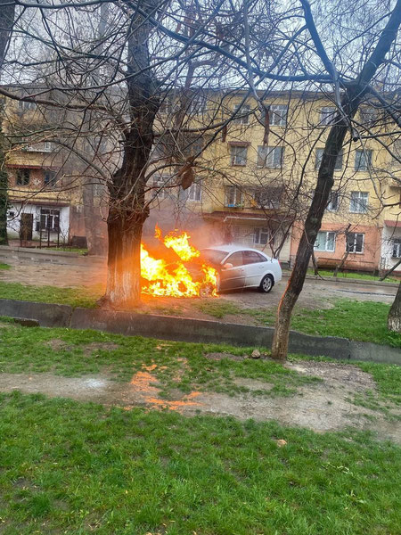 Toshkentda Lacetti yonib ketdi