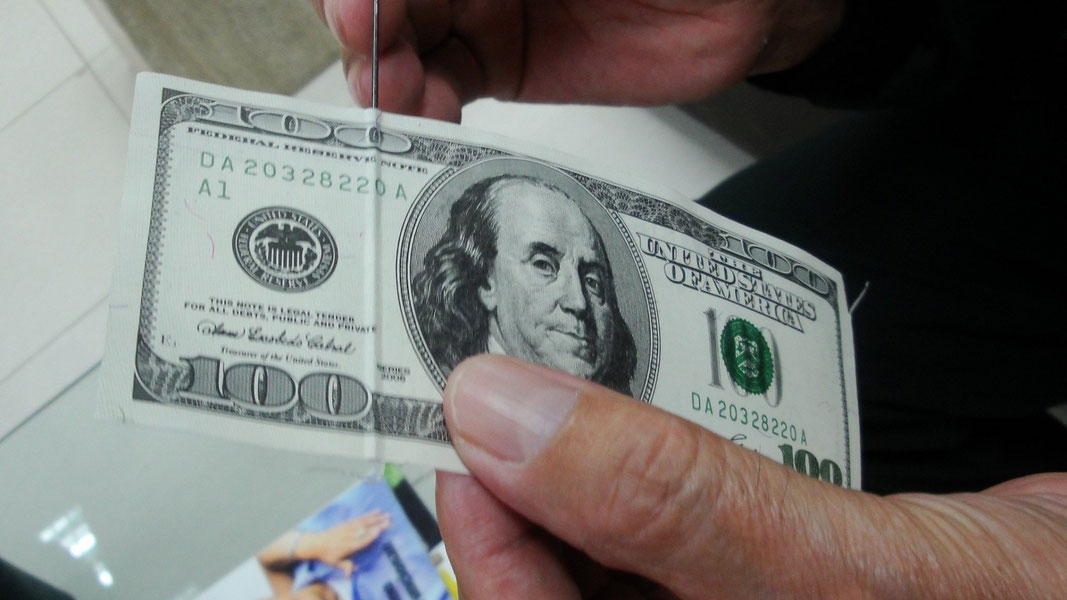 Toshkentda qalbaki dollar sotayotganlar ushlandi