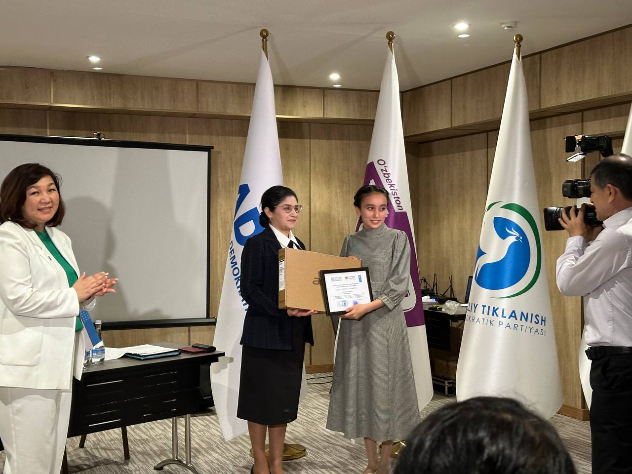 Onlayn biseksuallar spermani ichishadi