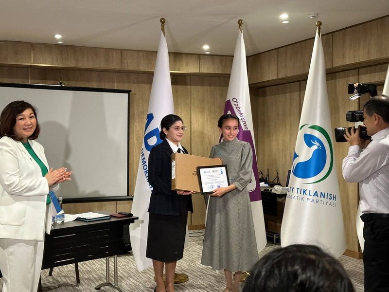 Porno uning külotlarini orqaga tortdi va ularni ichkariga kiritdi