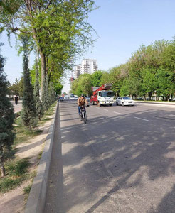 Vazir xizmat safariga velosipedda otlandi