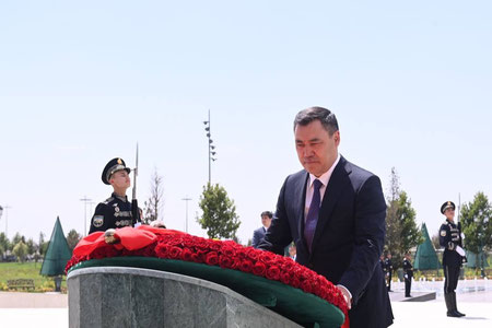 Japarov Mustaqillik monumenti poyiga gul qo‘ydi