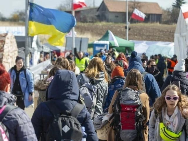 Vengriya Ukrainadan kelgan qochqinlarga davlat yordamini chekladi