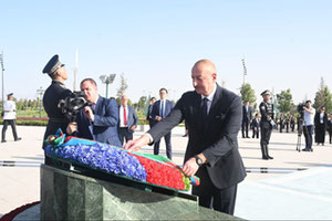 Ilhom Aliyev Mustaqillik monumenti poyiga gul qo‘ydi