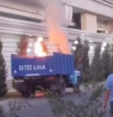 Тошкентда Зил ёниб кетди