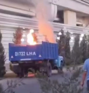 Тошкентда Зил ёниб кетди