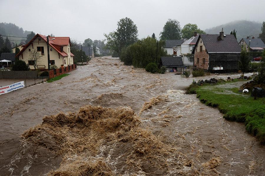 Chexiyada 10 mingdan ortiq aholi uylarini tark etdi