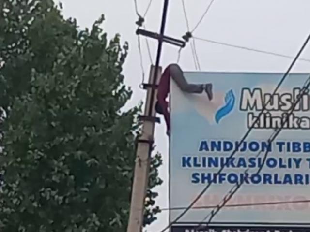 Andijonda reklama banneri o‘rnatayotgan erkakni tok urdi