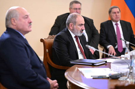 Lukashenko va Pashinyan YeOII yig‘ilishida bahslashdi