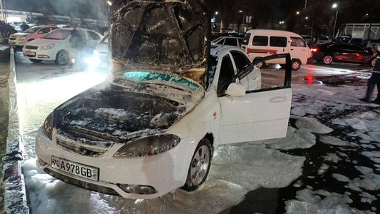 Toshkent aeroporti avtoturargohida mashina yonib ketdi