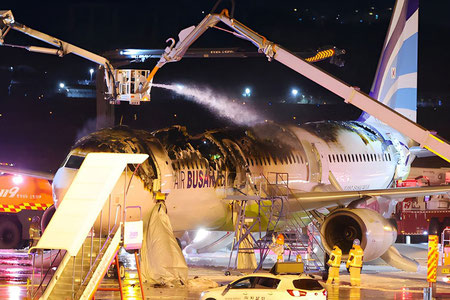 Janubiy Koreyadagi aeroportda samolyot yonib ketdi