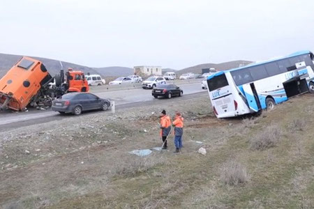 Jizzaxda avtobus yo‘l tozalovchi mashina bilan to‘qnashdi