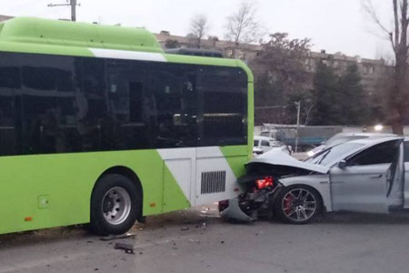 Тошкентда автобус ва “BYD” аварияга учради