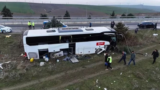 Туркияда сайёҳлар автобуси ағдарилиб кетди