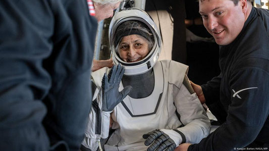 NASA астронавтлари тўққиз ойдан сўнг Ерга қайтишди