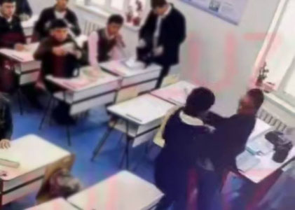Navoiyda maktab direktori o‘quvchilarni kaltakladi