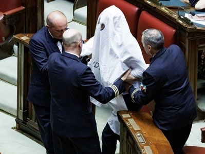 Italiyada deputat parlament yig'ilishiga arvoh kiyimida keldi