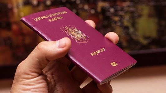 Руминия фуқаролари паспортларини йиртиб ташламоқда