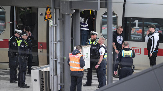Germaniyada ayol 12 kishini pichoqladi
