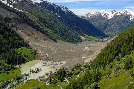 Швейтсарияда музлик қолдиқларини тозалаш узаймоқда