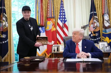 Tramp Maskni “oltin kalit” bilan kuzatdi