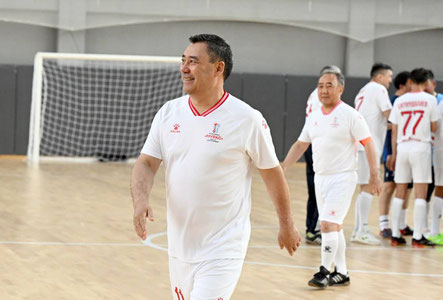 Qirg‘iziston Prezidenti futbol turnirida ishtirok etdi