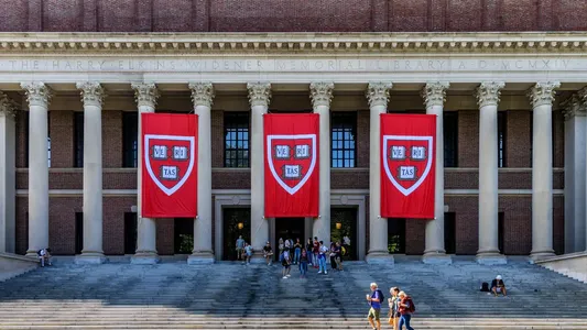 Garvard universiteti Tramp ma'muriyatini sudga berdi
