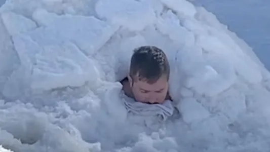 Shvetsariyalik erkak 2 soat qor ostida qoldi