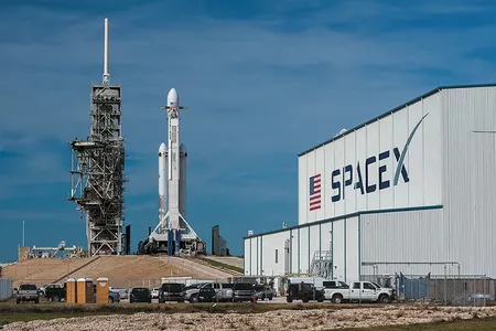 Оқ уй SpaceX билан шартномаларни қайта кўриб чиқмоқда