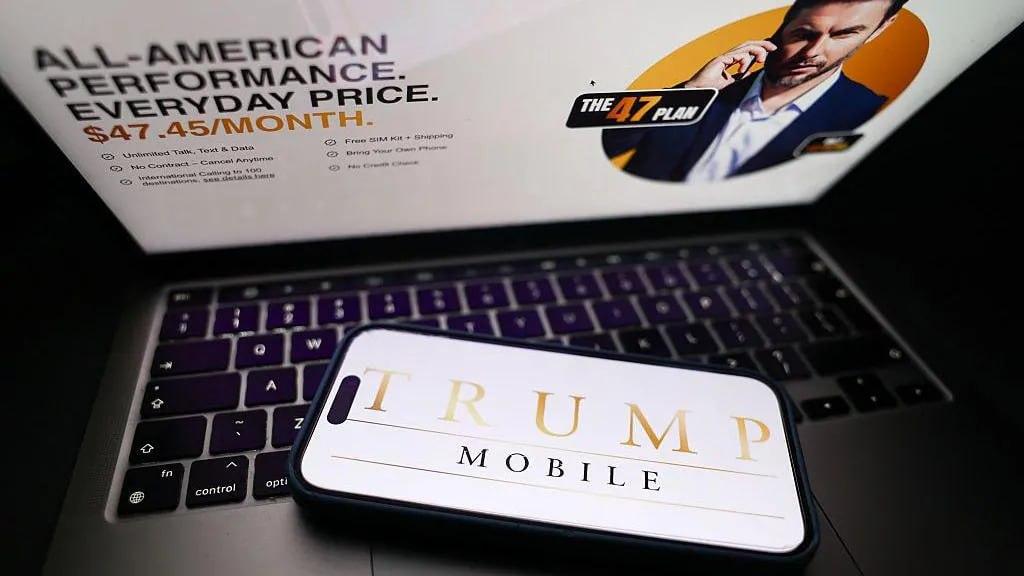Трумп бренди остида олтин рангли смартфон тақдим этилади
