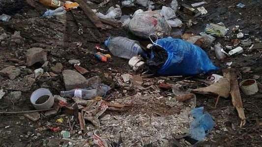 Mumbayda 3 yil davomida uydan chiqmagan erkak axlatlar orasidan topildi